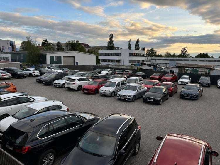 Parkplatz mit Valet Service am Flughafen Stuttgart