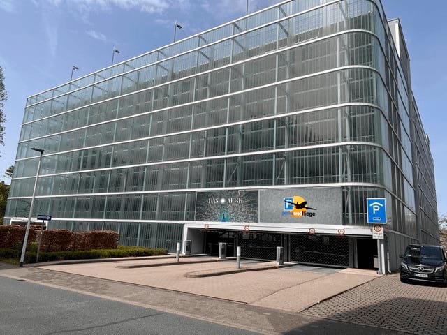 Parkplatz im Parkhaus mit Shuttle Service zum Airport Frankfurt