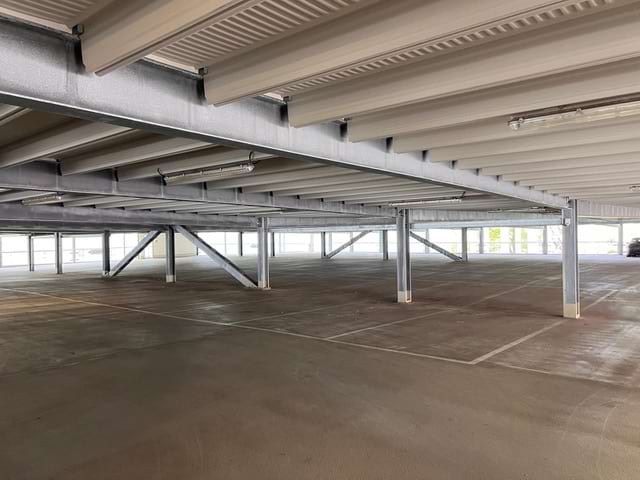 Parken im Parkhaus mit Shuttle Service zum Flughafen Frankfurt