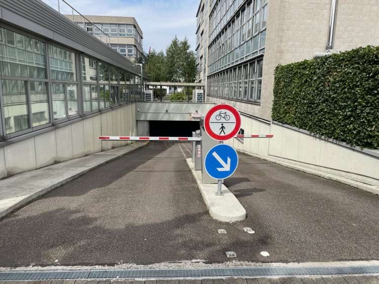 Parkplatz in Parkhalle mit Shuttle Service am Airport Düsseldorf