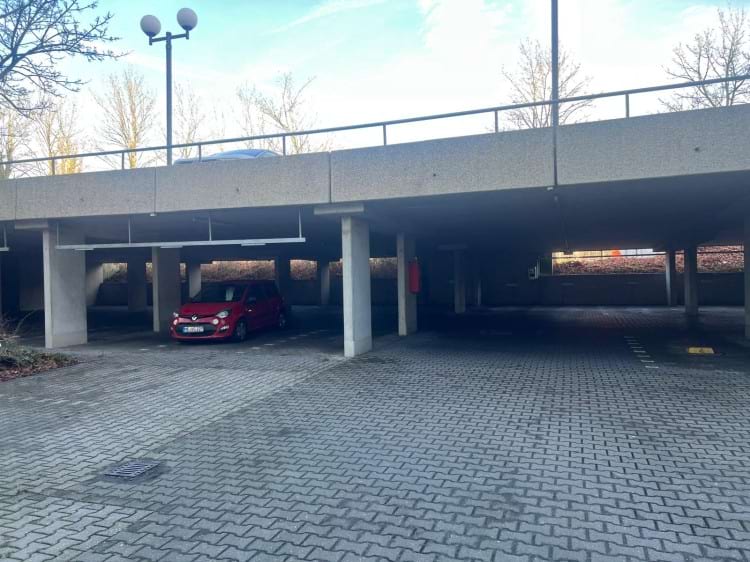Überdachte Parkplatz mit Valet Service am Flughafen Düsseldorf